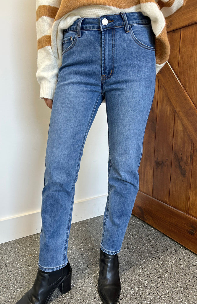 CARTER STRAIGHT LEG STRETCH JEAN - MID BLUE