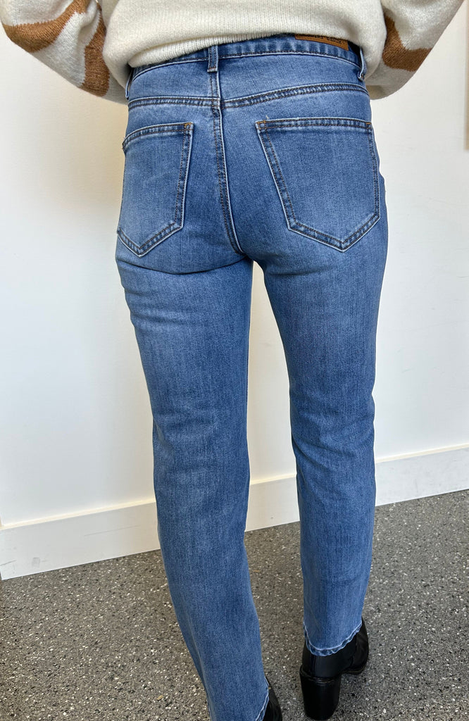 CARTER STRAIGHT LEG STRETCH JEAN - MID BLUE