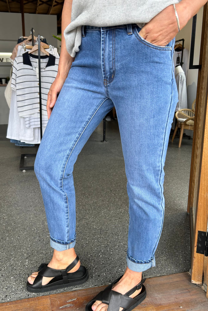 CARTER STRAIGHT LEG STRETCH JEAN - MID BLUE