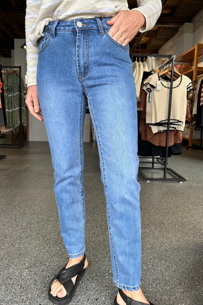 CARTER STRAIGHT LEG STRETCH JEAN - MID BLUE